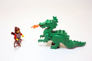 Ejderha LEGO oyuncaklarını tükürüyor