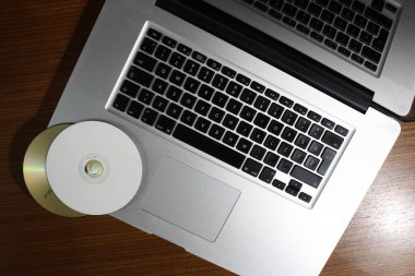 Laptop ve CD 'ler ofisteki masada.
