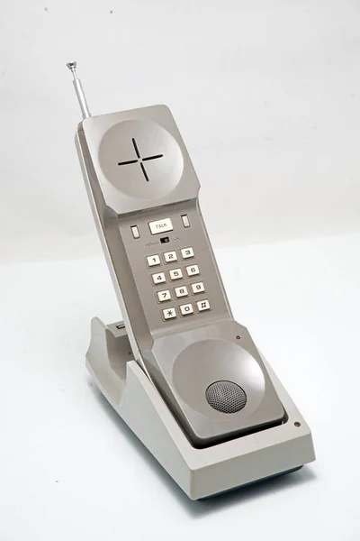 Старый Старинный Беспроводной Телефон Встроенной Антенной Зарядке Белом Фоне — стоковое фото