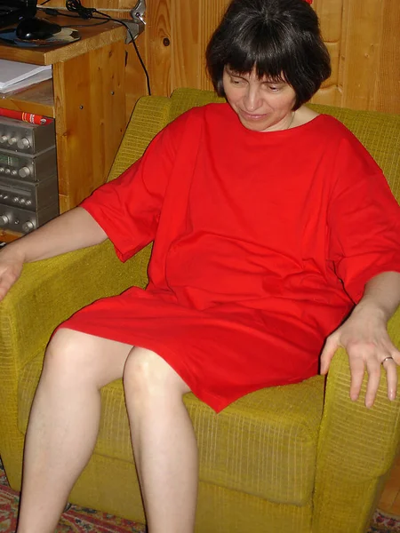 Retrato Feminino Uma Bela Mulher Meia Idade Vestido Vermelho Senta — Fotografia de Stock