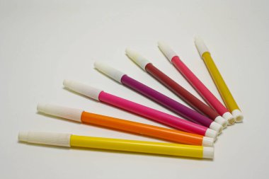 Beyaz arkaplanda farklı renk işaretleri