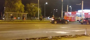 Kavşakta akşam saatlerinde Zagreb kentinde trafik vardı