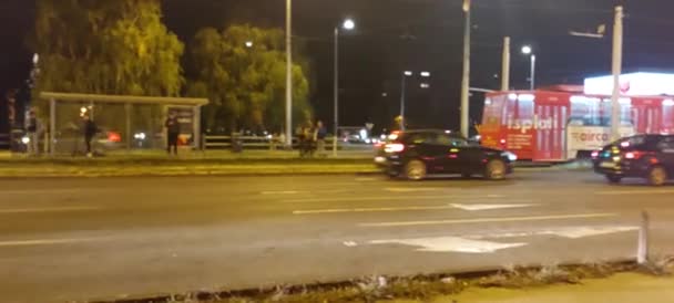 Tráfico Ciudad Zagreb Por Noche Intersección — Vídeo de stock