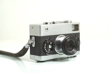 Beyaz arkaplanda izole edilmiş eski tip film kompakt kamerası