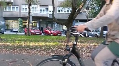 Bisikletli genç bir kadın yavaş çekim modunda geçiyor.