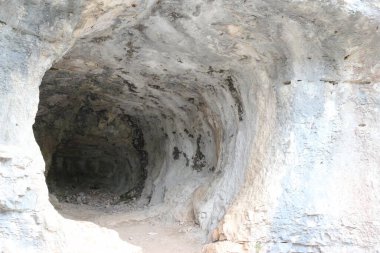 Vis kasabasının üstündeki dağdaki mağaraya giriş.