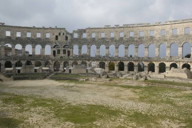 Pula şehrindeki antik amfi tiyatronun kalıntıları.