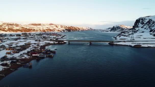 Der berühmte Drehort des Films Leviathan unter der Regie von Swjaginzew. Das raue Klima der Halbinsel Kola. Verschneite Ufer von Teriberka. Filmaufnahmen von einer Drohne — Stockvideo