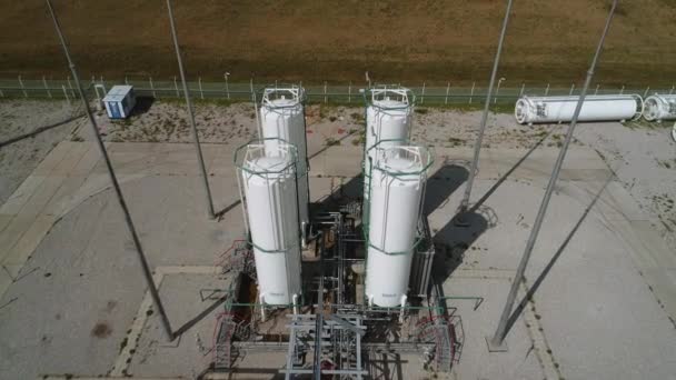 Primer plano de separadores verticales para la limpieza de aire comprimido y gas. El dron vuela hasta los tanques de almacenamiento de sustancias gaseosas. Tanques industriales de la planta de separación de aire — Vídeo de stock