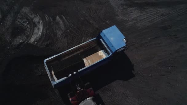 Nákladní automobily s uhelnou rudou. Dron se vznášel nad těžkým nákladním vozem, do kterého nakládal uhlí. Těžba v průmyslovém měřítku. uhelný důl — Stock video