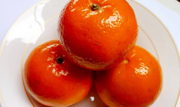 Tres Naranjas Plato Sobre Fondo Blanco — Foto de Stock