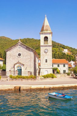Dini mimari, Akdeniz köyü kilisesi. Donja Lastva köyündeki Aziz Roch Katolik Kilisesi. Karadağ, Kotor Körfezi, Tivat