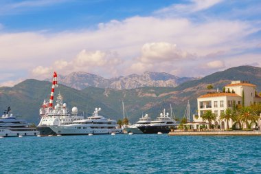 Tivat, Karadağ - 3 Ekim 2021: Tivat kentindeki Porto Montenegro yat marinasının manzarası. Karadağ, Kotor Körfezi