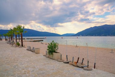 Bulutlu. Sonbahar plajı, güzel Akdeniz manzarası. Karadağ, Adriyatik Denizi. Tivat şehri yakınlarındaki Kotor Körfezi kıyısında.