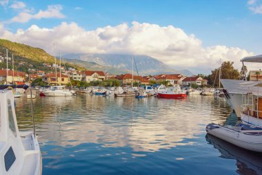  Limanda balıkçı tekneleri. Güzel bir sonbahar Akdeniz manzarası. Karadağ, Kotor Körfezi. Tivat şehri, Kalimanj marinası manzaralı.