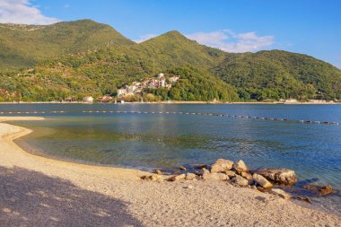 Güneşli bir sonbahar günü. Güzel Akdeniz manzarası. Karadağ, Adriyatik Denizi. Kamenari kasabası yakınlarındaki Kotor Körfezi kıyıları (Herceg Novi )