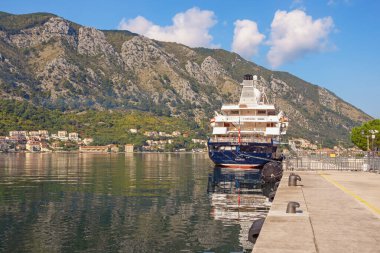 Kotor, Karadağ - 20 Ekim 2021: Seyahat gemisi SeaDreem I Kotor şehrine vardı.
