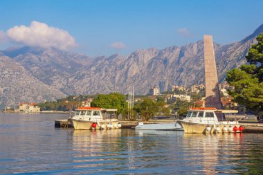Sonbahar Akdeniz manzarası. Karadağ, Adriyatik Denizi. Kotor Körfezi manzarası, Kotor şehri ve Özgürlük Parkı seti