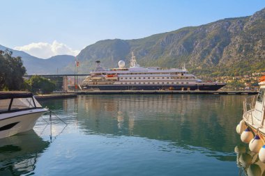 Kotor, Karadağ - 20 Ekim 2021: Yat stili yolcu gemisi SeaDream I Kotor şehrine vardı.