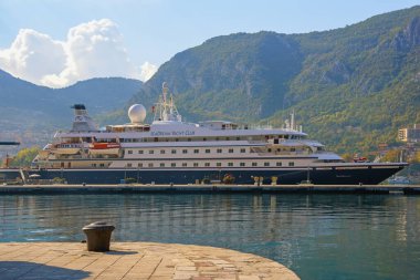 Kotor, Karadağ - 20 Ekim 2021: SeaDream I Kotor şehrine vardı. SeaDream I, SeaDream Yat Kulübü tarafından işletilen yat tarzı bir yolcu gemisi. 