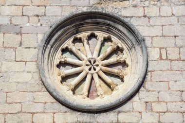 Eski kilisenin gül rengi cephesi. Karadağ, Eski Kotor Kasabası, St. Clare Katolik Kilisesi ayrıntılar