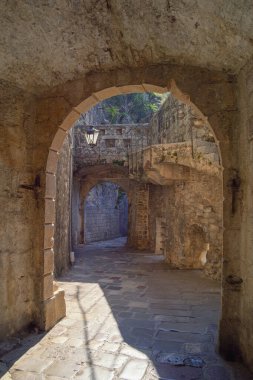 Eski tahkimatlar. Karadağ, Eski Kotor Kasabası 'nın tahkimatları. Güney Kapısı Görünümü (Gurdic Gate )