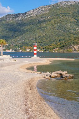 Güneşli sonbahar, güzel Akdeniz manzarası. Karadağ, Adriyatik Denizi. Kamenari kasabası yakınlarındaki Kotor Körfezi kıyıları (Herceg Novi)