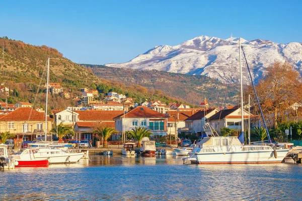Slunečný Zimní Den Nádherná Středomořská Krajina Zelené Město Rybářské Lodě — Stock fotografie