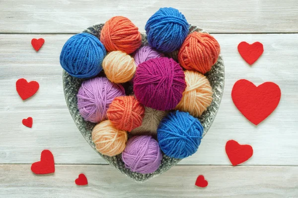 Kleurrijke Bollen Wol Hartvormige Plaat Rustieke Tafel Hobby Breiconcepten — Stockfoto