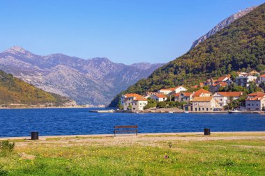  Körfez kıyısında. Güneşli bir sonbahar gününde güzel Akdeniz manzarası. Karadağ, Adriyatik Denizi. Kotor Körfezi ve Lepetane Köyü (Tivat 