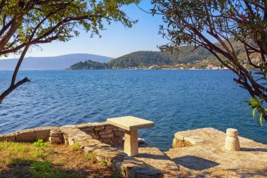 Güneşli bir günde güzel Akdeniz manzarası. Karadağ, Adriyatik Denizi. Verige Boğazı yakınlarındaki Kotor Körfezi kıyısında.