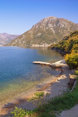 Güneşli bir sonbahar gününde güzel Akdeniz manzarası. Karadağ, Adriyatik Denizi. Verige Boğazı yakınlarındaki Kotor Körfezi Görünümü
