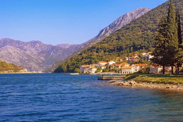 Musim Gugur Yang Cerah Pemandangan Mediterania Yang Indah Dengan Desa — Stok Foto