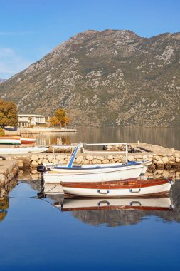 Güzel bir sonbahar Akdeniz manzarası. Küçük limanda balıkçı tekneleri. Karadağ, Adriyatik Denizi. Prcanj kasabası yakınlarındaki Kotor Körfezi Görünümü (Kotor )