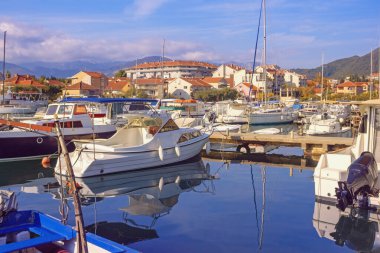 Yat ve balıkçı tekneleri için Marina. Güneşli bir sonbahar günü, güzel Akdeniz manzarası. Karadağ, Kotor Körfezi. Tivat şehri ve marina Kalimanj manzarası