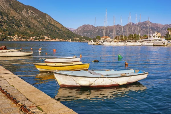 Güneşli bir sonbahar Akdeniz manzarası. Karadağ, Adriyatik Denizi. Kotor 'un Eski Kasabası yakınlarındaki Kotor Körfezi manzarası. Balıkçı tekneleri ve yatlar