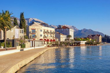 Kış Akdeniz manzarası. Karadağ, Tivat şehri. Kotor Körfezi manzarası ve Tivat şehri seti