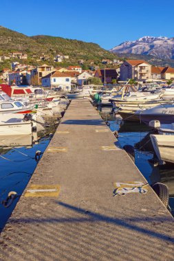 Tivat, Karadağ - 30 Kasım 2021: Güneşli Kasım gününde Tivat kentinde Marina Kalimanj. Karadağ, Kotor Körfezi