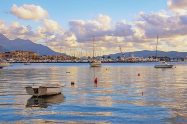 Güzel bir kış Akdeniz manzarası. Suyun üstünde balıkçı tekneleri ve yatlar. Karadağ, Adriyatik Denizi. Kotor Körfezi, Tivat şehri ve yat limanı manzarası