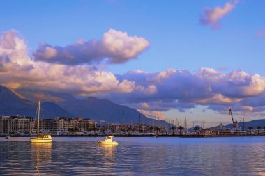 Güzel bir kış Akdeniz manzarası. Karadağ, Adriyatik Denizi. Gün batımında Tivat kenti yakınlarındaki Kotor Körfezi manzarası