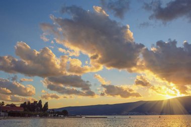 Gün batımı. Güzel bir kış Akdeniz manzarası. Karadağ, Adriyatik Denizi. Tivat kenti yakınlarındaki Kotor Körfezi manzarası