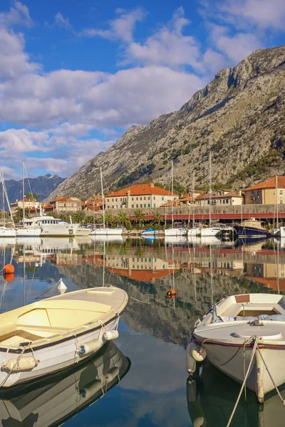 Güzel bir kış Akdeniz manzarası. Karadağ. Kışın Kotor Körfezi manzarası. Eski Kotor şehrinin balıkçı tekneleri, yatları ve kırmızı çatıları