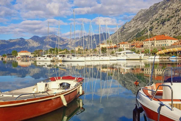 Montenegro Uitzicht Kotor Bay Winter Vissersboten Jachten Rode Daken Van — Stockfoto