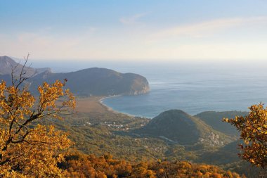 Sonbahar Akdeniz manzarası. Karadağ, Adriyatik Denizi kıyısında Budva kasabası yakınlarında
