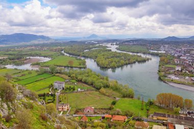 Arnavutluk, Shkoder. Buna nehri ve nehir kenarının güzel manzarası ilkbahar günü