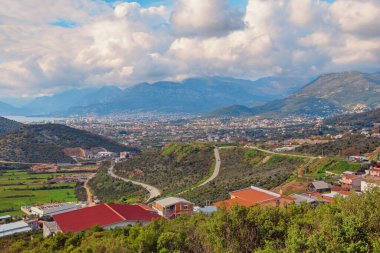 Balkan seyahati. Karadağ ve Bar kenti bulutlu bahar gününde