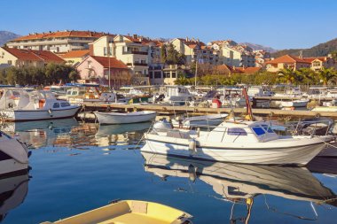 Limanda balıkçı tekneleri. Güneşli kış gününde Tivat şehrindeki Marina Kalimanj manzarası. Karadağ