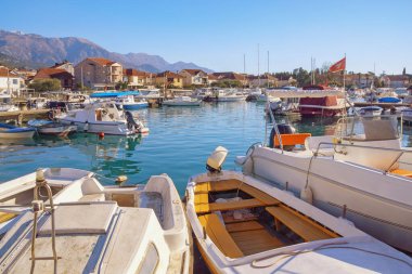 Karadağ, Tivat şehri. Güneşli kış gününde Marina Kalimanj manzarası. Balıkçı tekneleriyle güzel Akdeniz manzarası