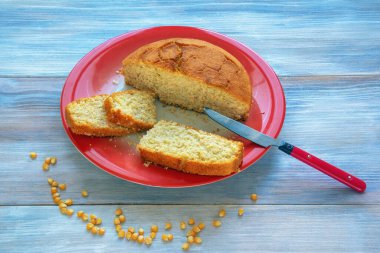 Balkan mutfağı. Kırmızı tabakta mısır ekmeği ve mısır taneleri. Kırsal bir geçmişi var. Boşluğu kopyala