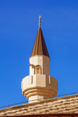 Dini mimari. Cami minaresine karşı mavi gökyüzü. Sultan Ahmed Camii, müfreze. Trebinje 'nin eski bir kasabası. Bosna-Hersek